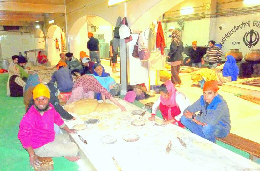 People of all faiths Feeding the hungry at Sikh Gurdwara – Delhi, India