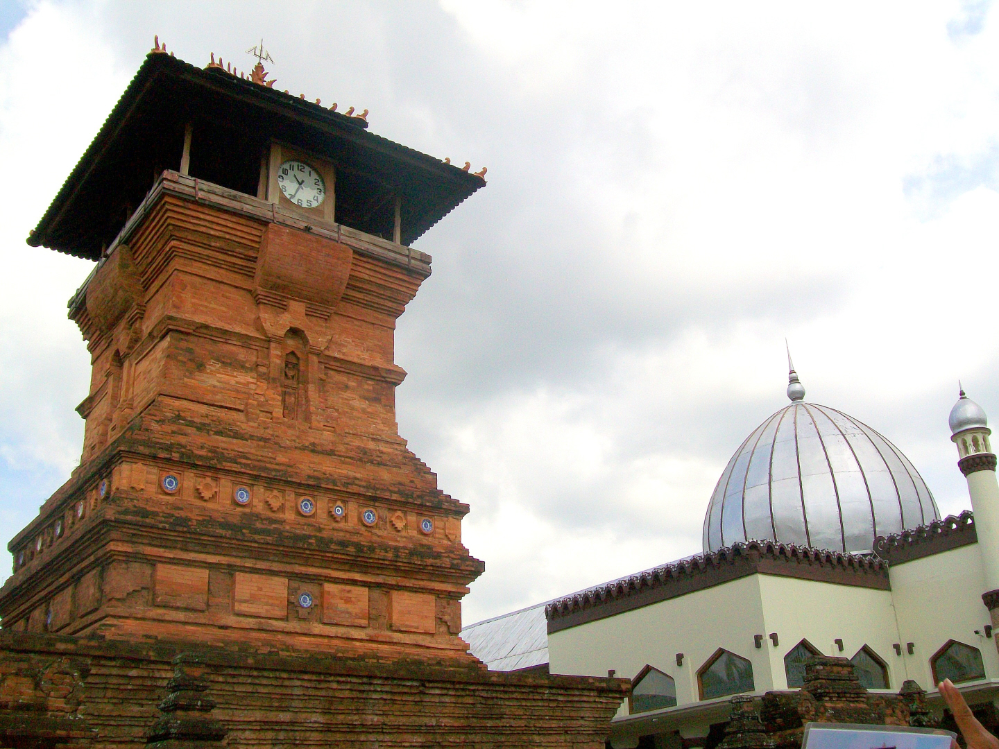 Masjid Menara Kudus (1549 ce) has Tomb of Sunnan Kudus (A Wali Sanga)