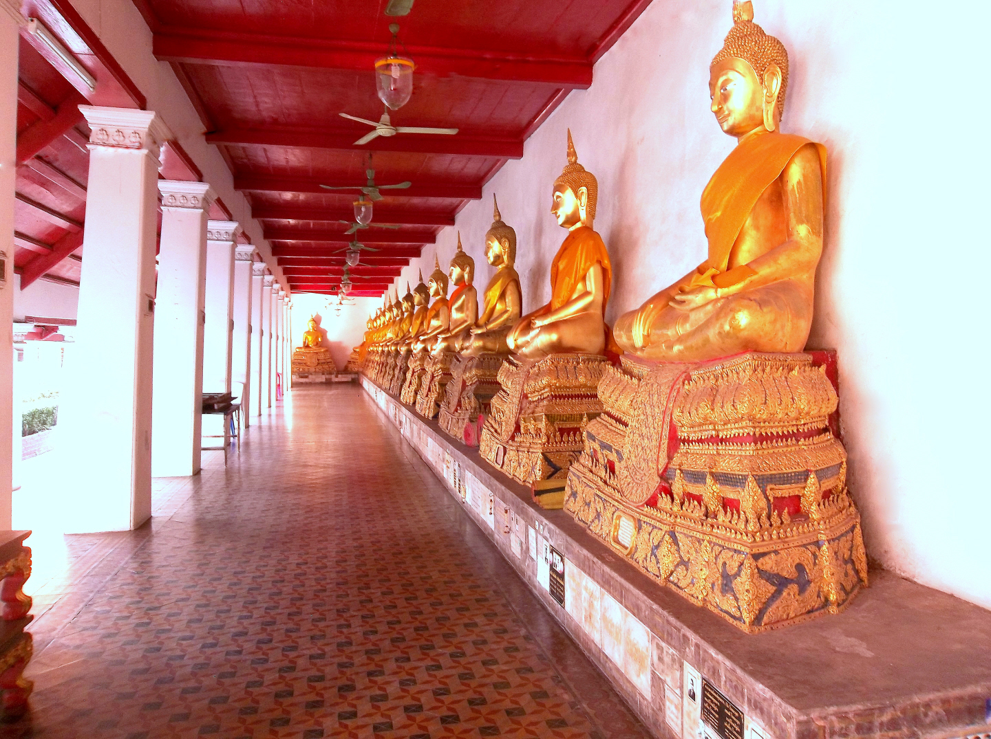 Wat Mahadhatu Yuvarajrangsarit - Thailand