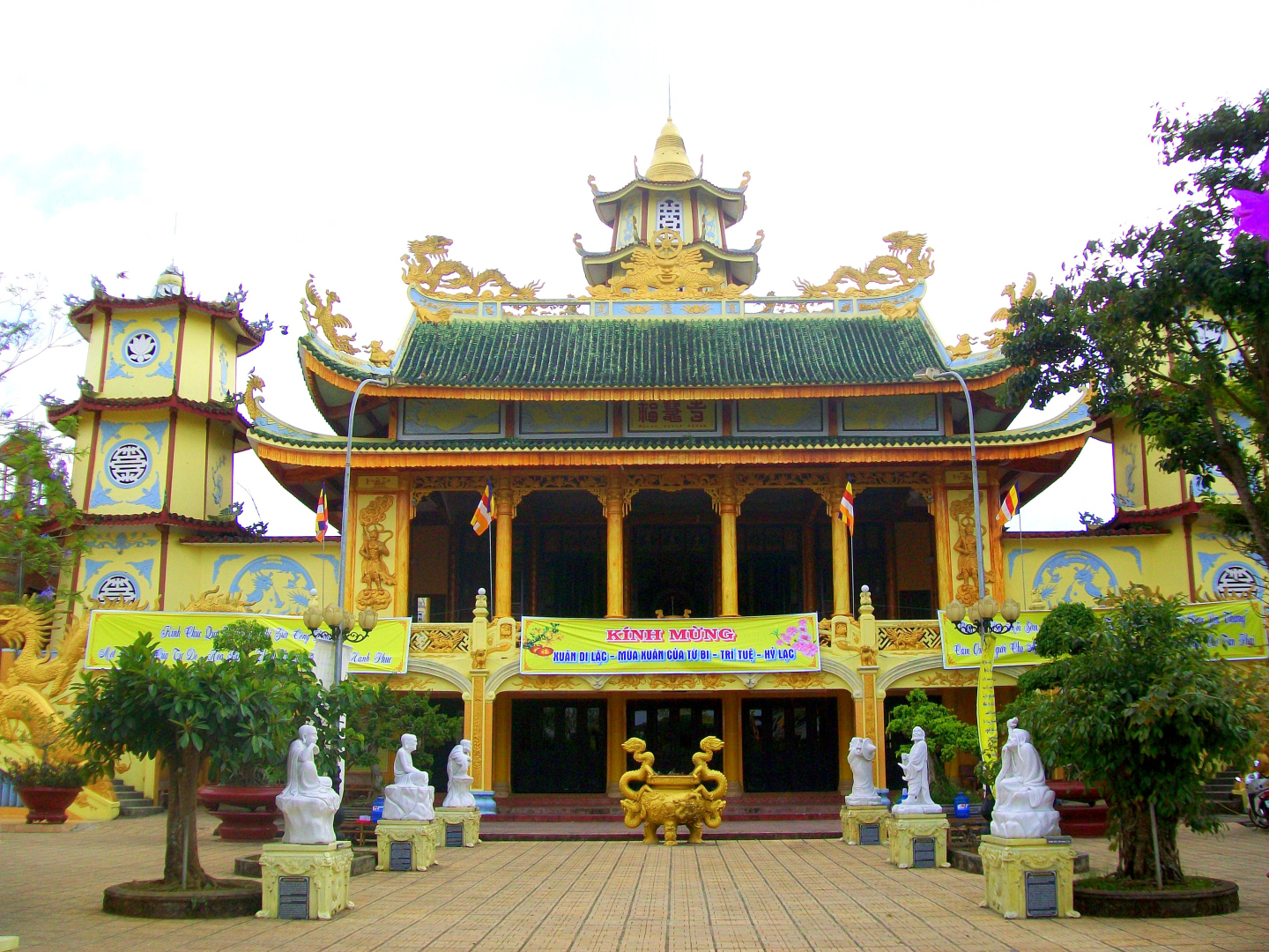 Chua Phuoc Hue Temple & Monastery - Bao Loc, Viet Nam
